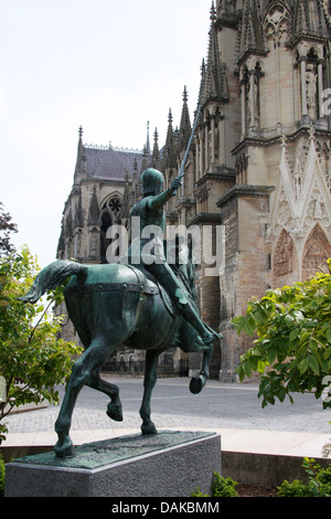 Statue von Jeanne d ' Arc vor Reims Kathedrale, Reims, Marne, Champagne-Ardenne, Frankreich. Stockfoto