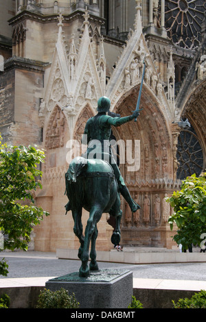 Statue von Jeanne d ' Arc vor Reims Kathedrale, Reims, Marne, Champagne-Ardenne, Frankreich. Stockfoto