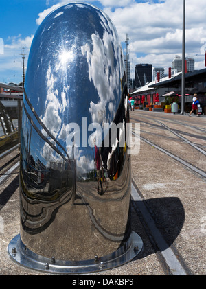 dh Wynyard Quarter AUCKLAND NEW ZEALAND North Wharf Moderne Skulpturen Menschen zu Fuß und Dock Lagerhaus Restaurants Viadukt Hafen Waterfront im Freien Stockfoto