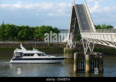 Die beiden Basküle eingeworben auf der Millennium Bridge, Glasgow, Flussschifffahrt passieren zu lassen. Stockfoto