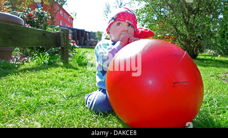 kleiner Junge saugen an den Griff des Hop Ball, Deutschland Stockfoto