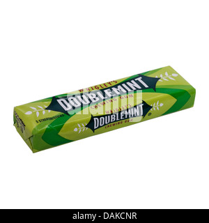 Eine Packung Wrigleys Doublemint Kaugummi auf weißem Hintergrund Stockfoto