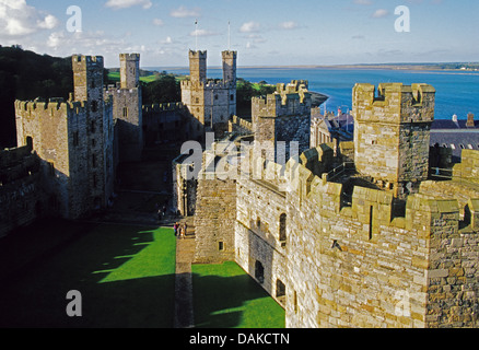 Caernarfon Castle in Gwynedd, Wales, mit (l, R) schwarz, Chamberlain, und Eagle Türme. Stockfoto