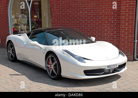 Einem weißen Ferrari 458 Italia außerhalb Meridien Modena, Ferrari-Vertragshändler in Lyndhurst, Hampshire, UK. Stockfoto