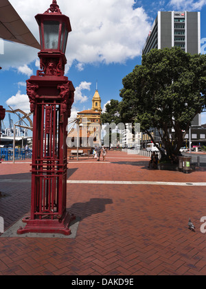 dh Beiträge Quay Street AUCKLAND NEW ZEALAND Passanten Auckland Waterfront Straße Bürgersteig alten Dock lamp Stockfoto