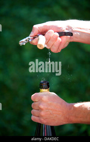 eine Flasche Wein Uncorking Stockfoto