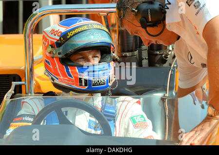 Jenson Button im Cockpit eines klassischen McLaren Rennwagen. Das Goodwood Festival der Geschwindigkeit Stockfoto