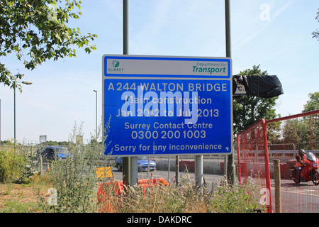 Die neue Walton-Brücke ist die erste neue Straßenbrücke über den Fluss Themse in 20 Jahren. Aufgrund der 22. Juli 2013 für den Verkehr geöffnet. Stockfoto