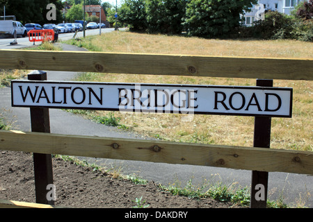 Die neue Walton-Brücke ist die erste neue Straßenbrücke über den Fluss Themse in 20 Jahren. Aufgrund der 22. Juli 2013 für den Verkehr geöffnet. Stockfoto