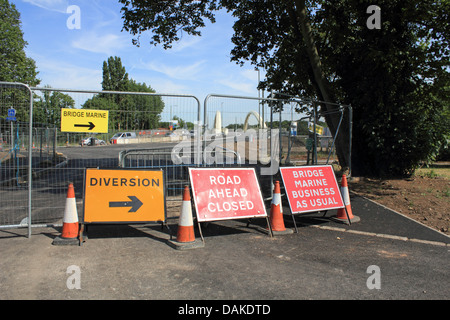 Die neue Walton-Brücke ist die erste neue Straßenbrücke über den Fluss Themse in 20 Jahren. Aufgrund der 22. Juli 2013 für den Verkehr geöffnet. Stockfoto