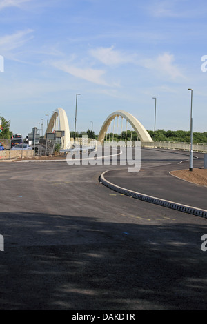 Die neue Walton-Brücke ist die erste neue Straßenbrücke über den Fluss Themse in 20 Jahren. Aufgrund der 22. Juli 2013 für den Verkehr geöffnet. Stockfoto