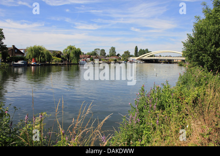 Die neue Walton-Brücke ist die erste neue Straßenbrücke über den Fluss Themse in 20 Jahren. Aufgrund der 22. Juli 2013 für den Verkehr geöffnet. Stockfoto