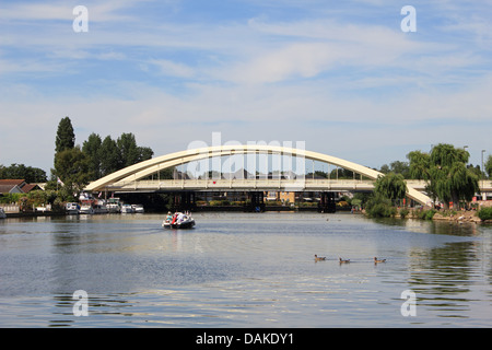 Die neue Walton-Brücke ist die erste neue Straßenbrücke über den Fluss Themse in 20 Jahren. Aufgrund der 22. Juli 2013 für den Verkehr geöffnet. Stockfoto