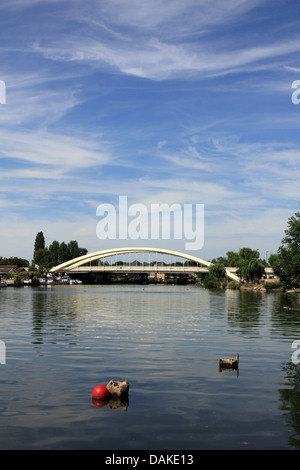 Die neue Walton-Brücke ist die erste neue Straßenbrücke über den Fluss Themse in 20 Jahren. Aufgrund der 22. Juli 2013 für den Verkehr geöffnet. Stockfoto