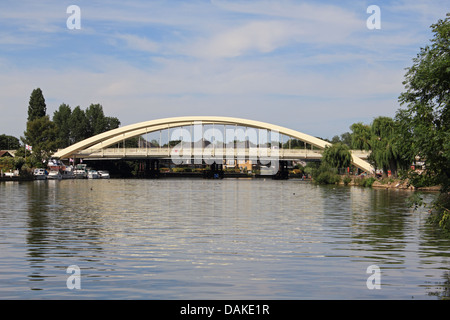 Die neue Walton-Brücke ist die erste neue Straßenbrücke über den Fluss Themse in 20 Jahren. Aufgrund der 22. Juli 2013 für den Verkehr geöffnet. Stockfoto