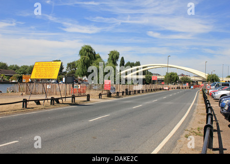 Die neue Walton-Brücke ist die erste neue Straßenbrücke über den Fluss Themse in 20 Jahren. Aufgrund der 22. Juli 2013 für den Verkehr geöffnet. Stockfoto