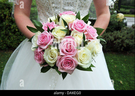 Ein Brautstrauß aus rosa und weißen Rosen Stockfoto