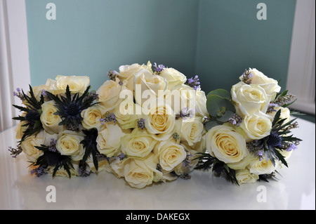 Brautstrauß aus weißen Rosen und lila Heidekraut Stockfoto