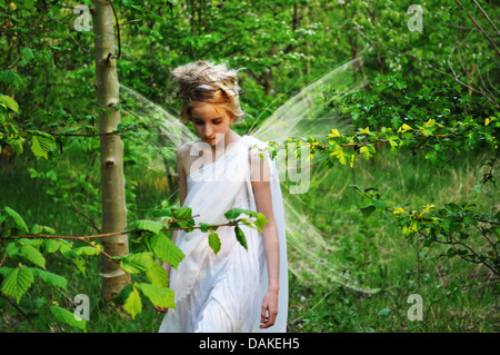 Fee Nymphe Mädchen mit Flügeln in einem Obstgarten Stockfoto