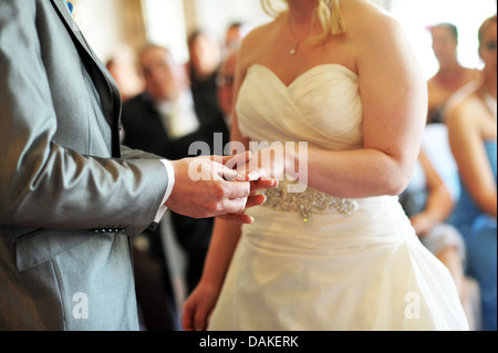 Braut und Bräutigam wechseln Hochzeit Ringe während der Hochzeitszeremonie. Stockfoto