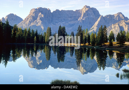 Panoramablick über den Lago de Antorno an der Marmarole-Gruppe (links) und der Sorapiss Group (rechts), Italien, Südtirol, Dolomiten Stockfoto