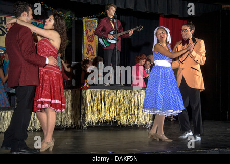 In der 1950er Jahren Kleidung, Rizzo Tänze mit Danny (links) auf der Rydell High School Prom in einer Studenten-Produktion des Musicals Grease. Stockfoto