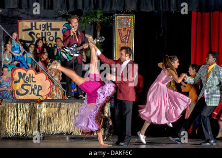 In der 1950er Jahren Kleidung tanzen Rydell High School Schüler in der Schule Abschlussball in einer Studenten-Produktion des Musicals "Grease". Stockfoto