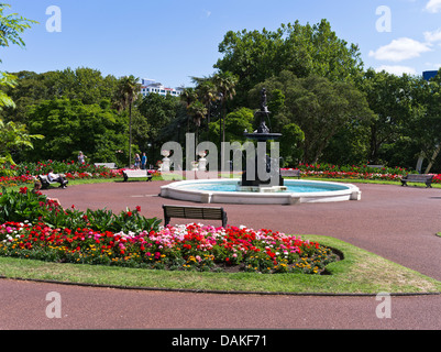 Dh Albert Park AUCKLAND NEUSEELAND Menschen sitzen Bank Brunnen pool Blumengarten parks Stadt Stockfoto