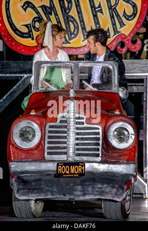 n 1950 Kleidung, Sandy Dumbrowski (links) und Danny Zuko argumentieren im Autokino in einer Studenten-Produktion des Musicals Grease. Stockfoto