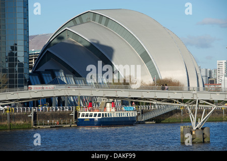 "Cruiser" festgemacht an das Crowne Plaza Hotel-Ponton umrahmt von Millenium Fußgängerbrücke mit dem Clyde Auditorium hinter. Stockfoto