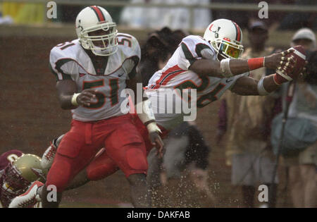 12. Oktober 2003 - Tallahasse, FL - Florida, USA - Vereinigte Staaten - Geschichte Slug: taylorside12. KUNST... 11.10.03-Foto von Joe Amon  Miami kostenlose Sicherheits-Sean Taylor in die Endzone nach einer 50-Yard-Interseption taucht zurück zum Hurrikan Touchdown im zweiten Quartal für ihr Spiel gegen die Florida State University in Tallahasse. (Kredit-Bild: © Sun-Sentinel/ZUMAPRESS.com) Stockfoto