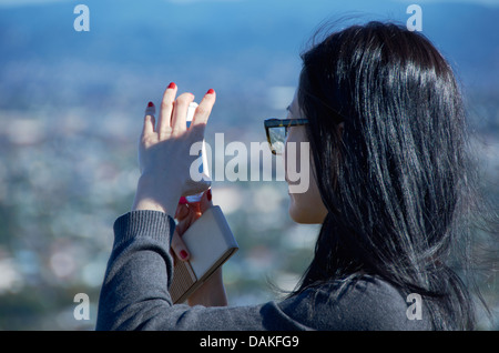 Japanische Touristen mit dem Fotografieren auf dem Gipfel Mount Eden, Auckland, Neuseeland. Stockfoto