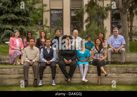 Eine multiethnische Gruppe übt transzendentale Meditation auf dem Gelände Chapman College in Orange, Kalifornien, mit unterschiedlichsten Alters Stockfoto