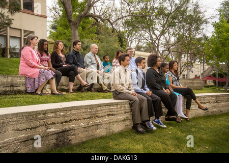 Eine multiethnische Gruppe übt transzendentale Meditation auf dem Gelände Chapman College in Orange, Kalifornien, mit unterschiedlichsten Alters Stockfoto