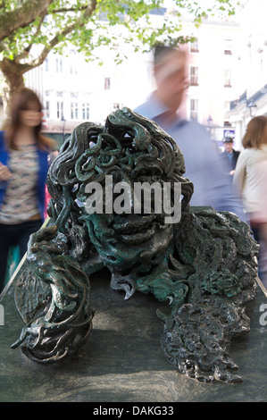 Bronze und Granit Skulptur "Gespräch mit Oscar Wilde" made by Maggi Hambling. Menschen hetzen vorbei zur Charing Cross Station. London, UK. Stockfoto