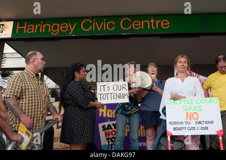 London, UK. 15. Juli 2013. Lokalen Gruppen halten eine Kundgebung vor Haringey Civic Center, gefolgt von Deputationen der Haringey Ratstagung los im Inneren des Gebäudes. Die Rallye-Veranstalter - Haringey Allianz für nutzen Justiz, Haringey verteidigen Rat Gehäuse und das Netzwerk unserer Tottenham - forderten Stillstand Kürzungen der Leistungen, erschwinglichen und sicheren Wohnraum für alle und partizipativen Verbesserungen. Bildnachweis: Patricia Phillips/Alamy Live-Nachrichten Stockfoto