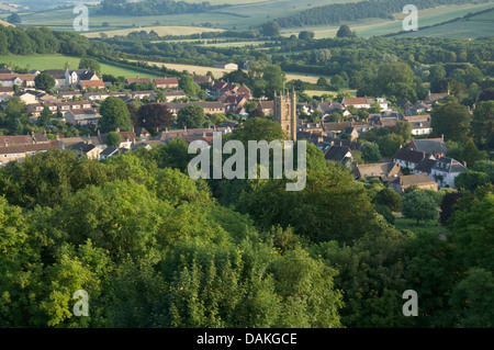 Landschaft. Ein Blick über die historische Dorset Dorf von Cerne Abbas und die umliegende Landschaft, vom Riesen Berg, am Abend Sonnenschein im Sommer. England. Stockfoto