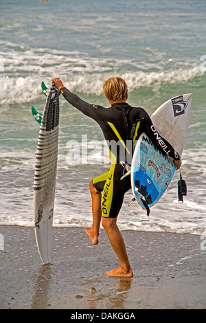 Ein Teenager Mitglied der San Clemente, CA, bereitet High School Surf-Team, den Pazifischen Ozean am Strand der Stadt einzugeben. Stockfoto