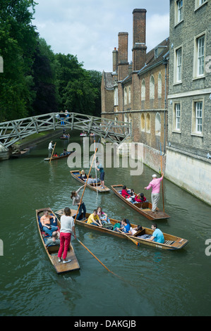 Punts und Punting auf dem Fluss Cam, Cambridge, Juli 2013, England, Studenten und Touristen genießen, Bootfahren auf dem Rücken, Cambridge.
