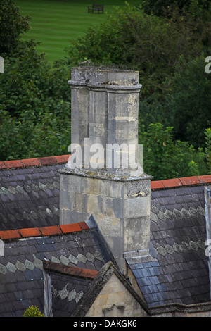 Ein reich verzierten Bad Stein Kamin inmitten einer alten Dach. Stockfoto