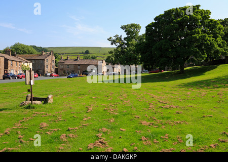 Aktien auf Dorf grün Bainbridge Wensleydale Yorkshire Dales National Park England UK Stockfoto