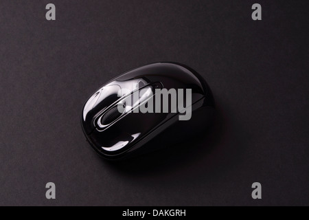 Schwarzen drahtlose Computer-Maus auf einen dunkelgrauen Hintergrund. Stockfoto