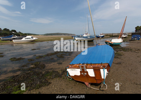Dorf Abersoch, Wales. Malerische Aussicht von Segelbooten auf Abersoch Hafenstrand bei Ebbe. Stockfoto
