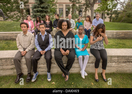 Eine multi-ethnische Gruppe übt transzendentale Meditation auf dem Gelände Chapman College in Orange, CA. Notenbereich Alters. Stockfoto