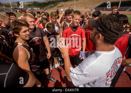 Ein High-School-Trainer gibt einen aufmunternden Worte zu seinem neuen Team im Frühling Fußballtraining in San Clemente, Kalifornien. Stockfoto