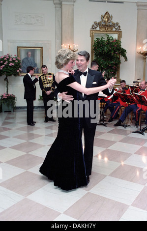 Diana, Princess of Wales Tänze mit US-Präsident Ronald Reagan während einer White House-Gala-Dinner 9. November 1985 in Washington, DC. Stockfoto