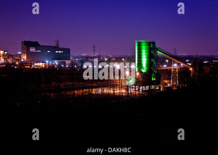 beleuchtete Industrieanlage der Halde Prosper und Prosper II, Deutschland, Nordrhein-Westfalen, Ruhrgebiet, Bottrop Stockfoto