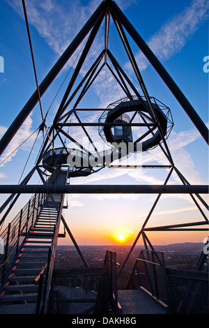 Tetraeder in Bottrop bei Sonnenuntergang, Bottrop, Ruhrgebiet, Nordrhein-Westfalen, Deutschland Stockfoto