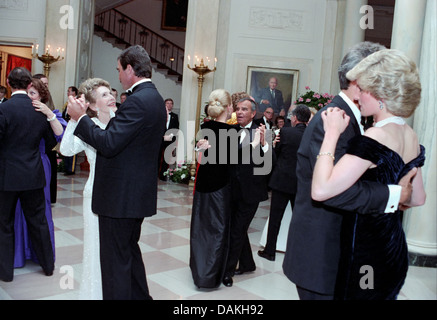 Diana, Princess of Wales Tänze mit Schauspieler Clint Eastwood als First Lady Nancy Reagan Tänze mit dem Schauspieler Tom Selleck beim White House Gala Dinner 9. November 1985 in Washington, DC. Stockfoto