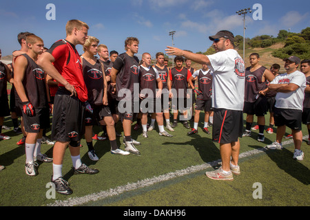 Ein High-School-Trainer gibt einen aufmunternden Worte zu seinem neuen Team im Frühling Fußballtraining in San Clemente, Kalifornien. Stockfoto